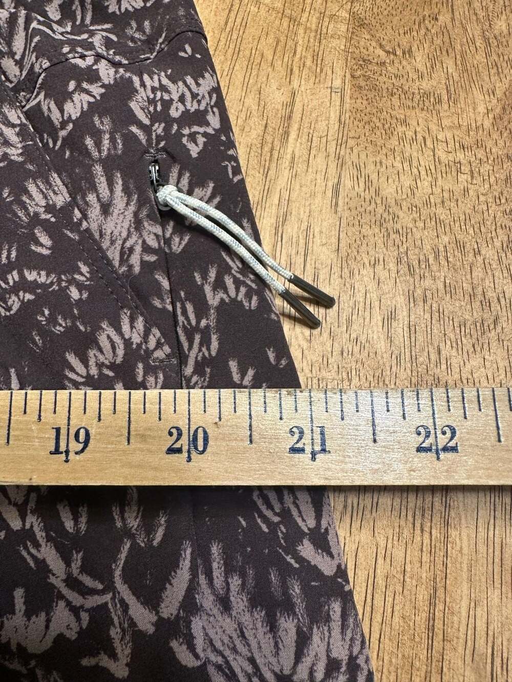Vuori Men's Kore Short in Charcoal Brush Palm Print - Picture 12 of 15